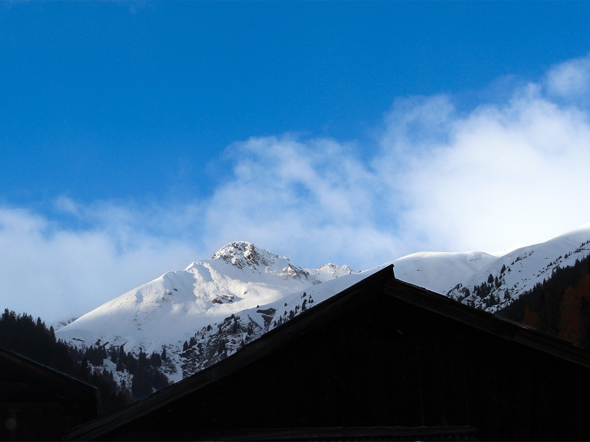 Das Bild zeigt Bergspitzen auf denen Schnee liegt
