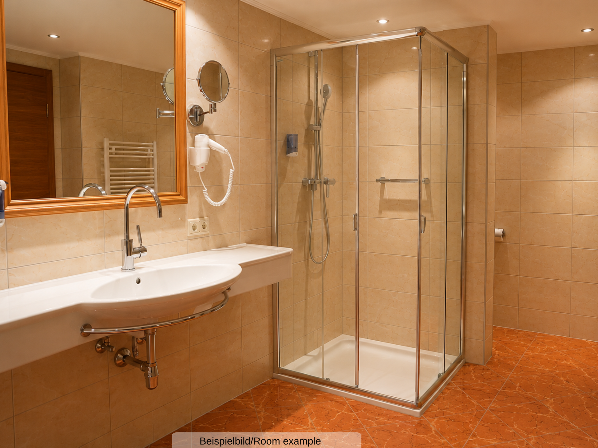 Beispielbild eines Badezimmers in der Juniorsuite, mit Dusche, Waschbecken und Spiegel