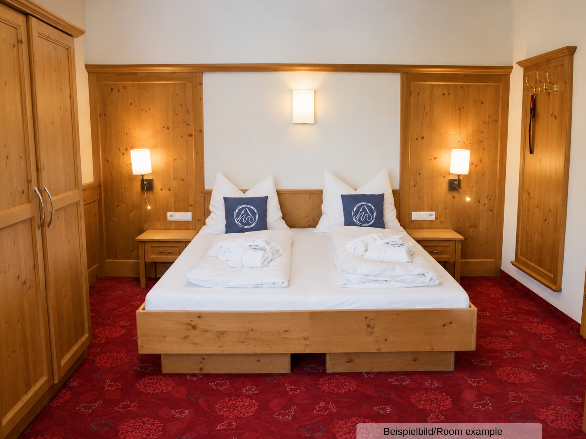 Beispielbild eines Schlafzimmers mit Doppelbett in der Familiensuite