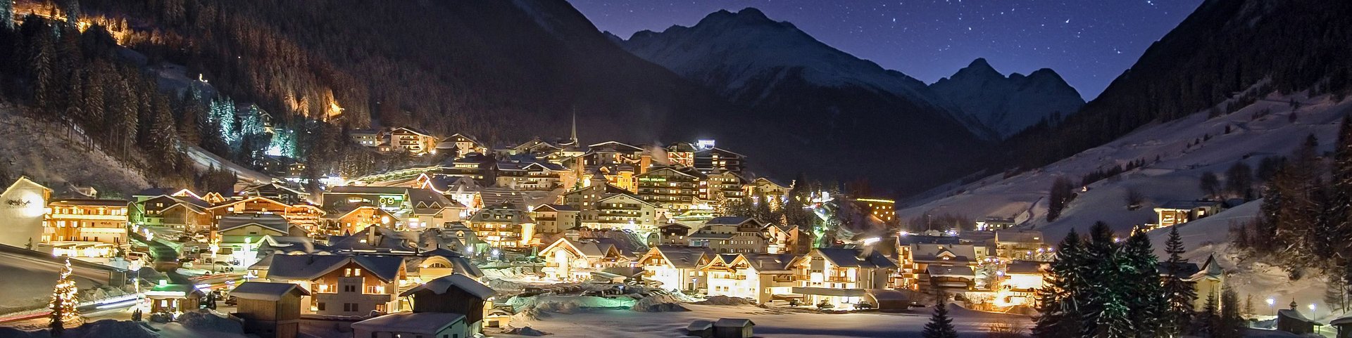 Das Bild zeigt Ischgl bei Nacht.