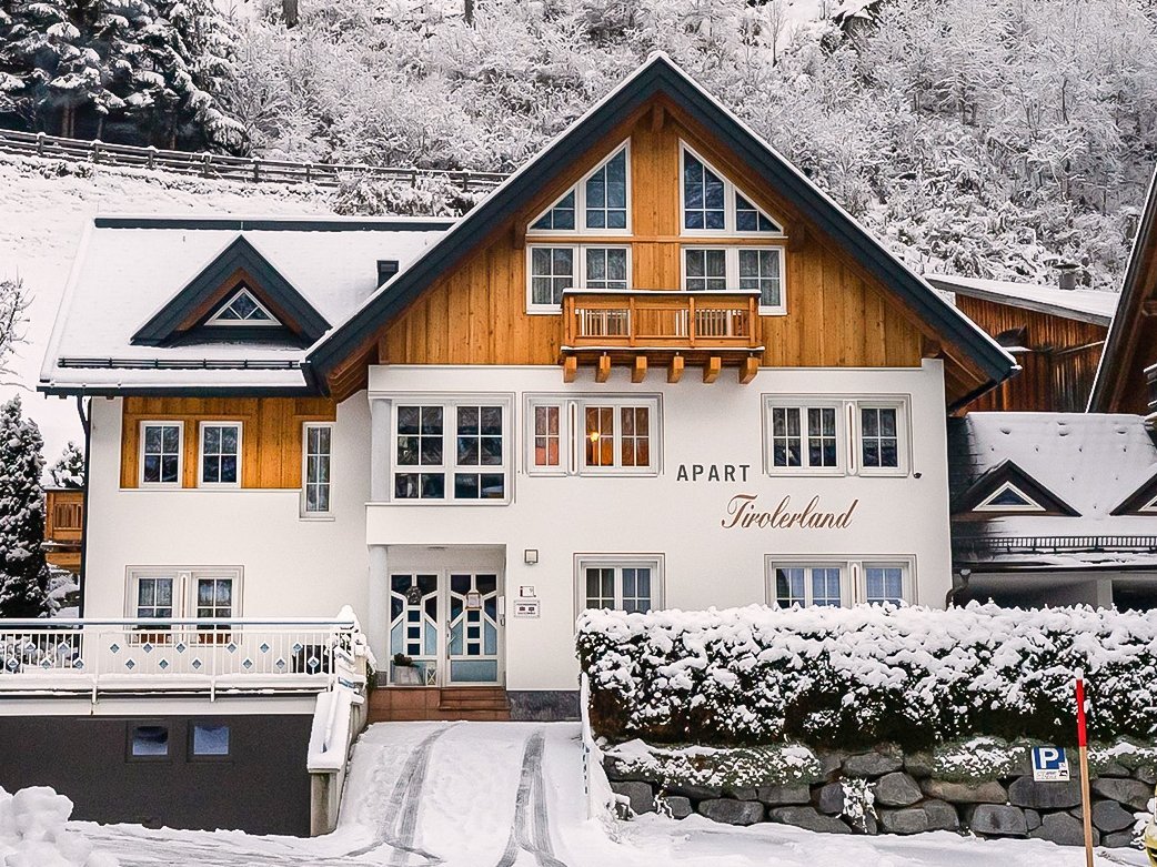 Das Bild zeigt Apart Tiroler Land, direktblick von Vorne, Fassade des Hauses 