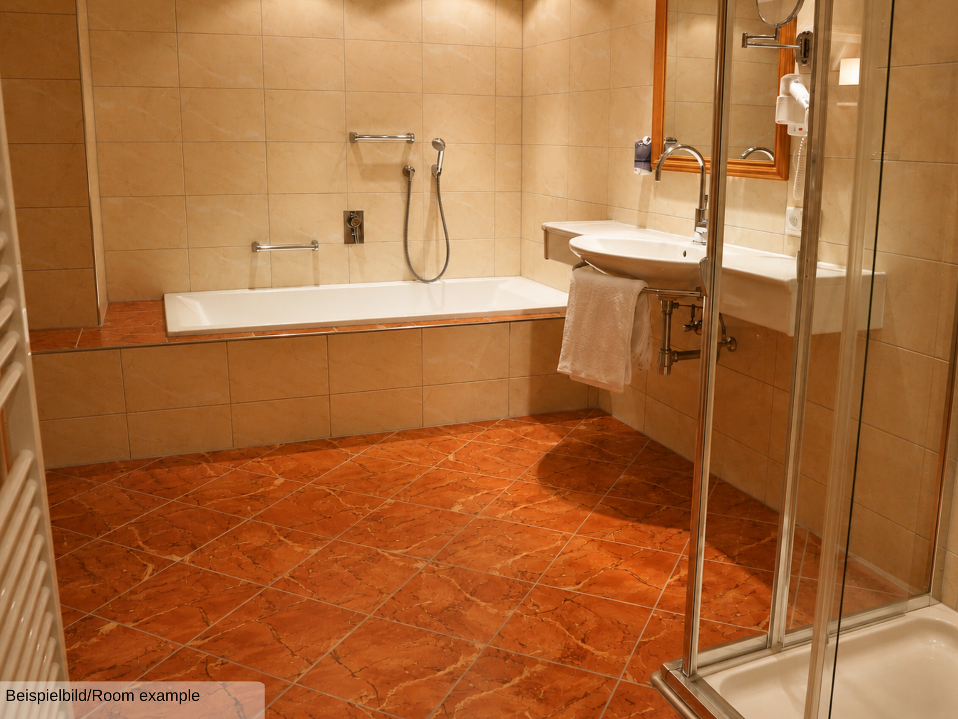 Beispielbild eines Badezimmers in der Juniorsuite, mit Dusche, Badewanne und Waschbecken