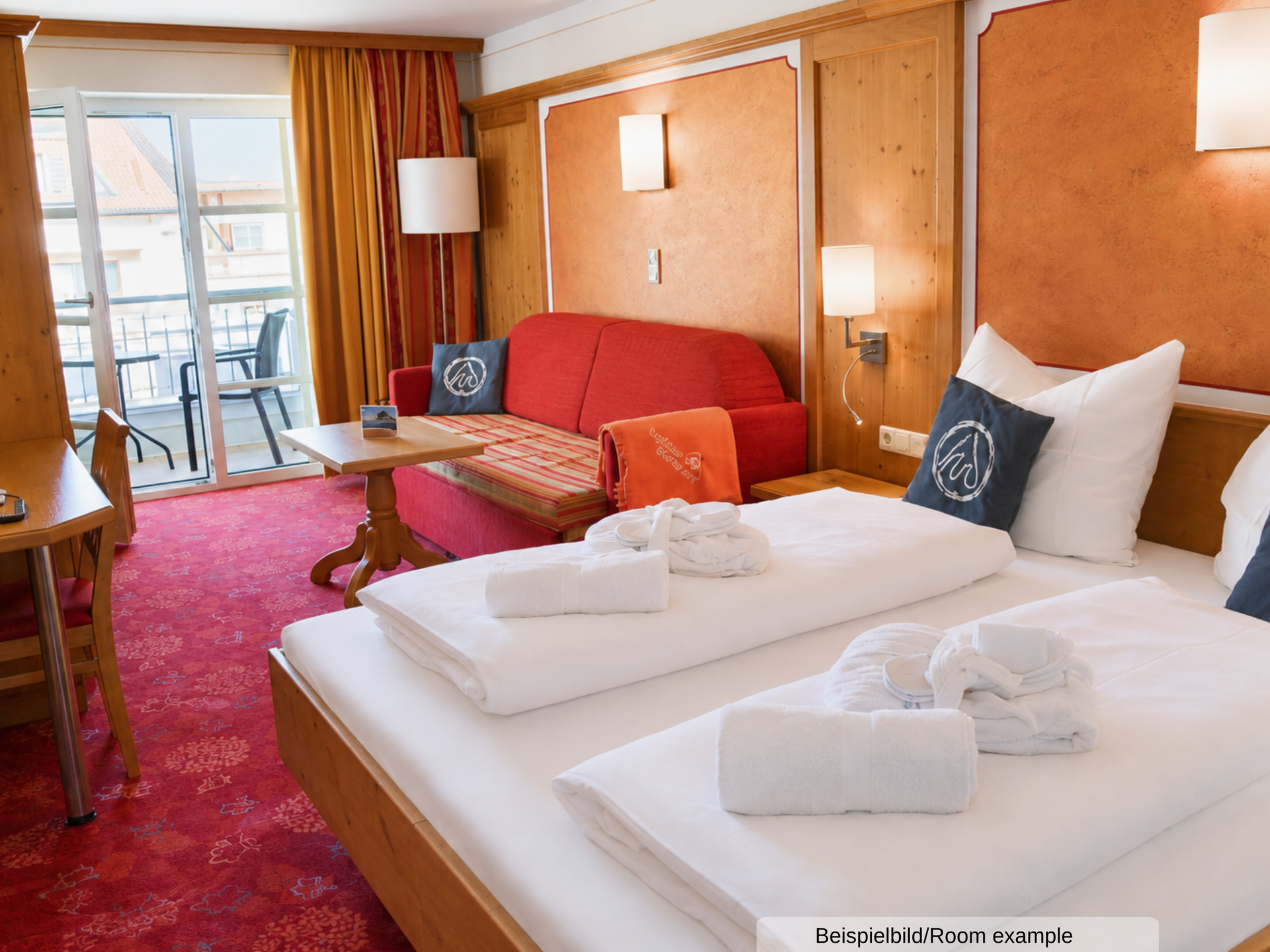 Beispielfoto des Doppelzimmer Standards mit Bett und Wohnbereich mit Schlafsofa