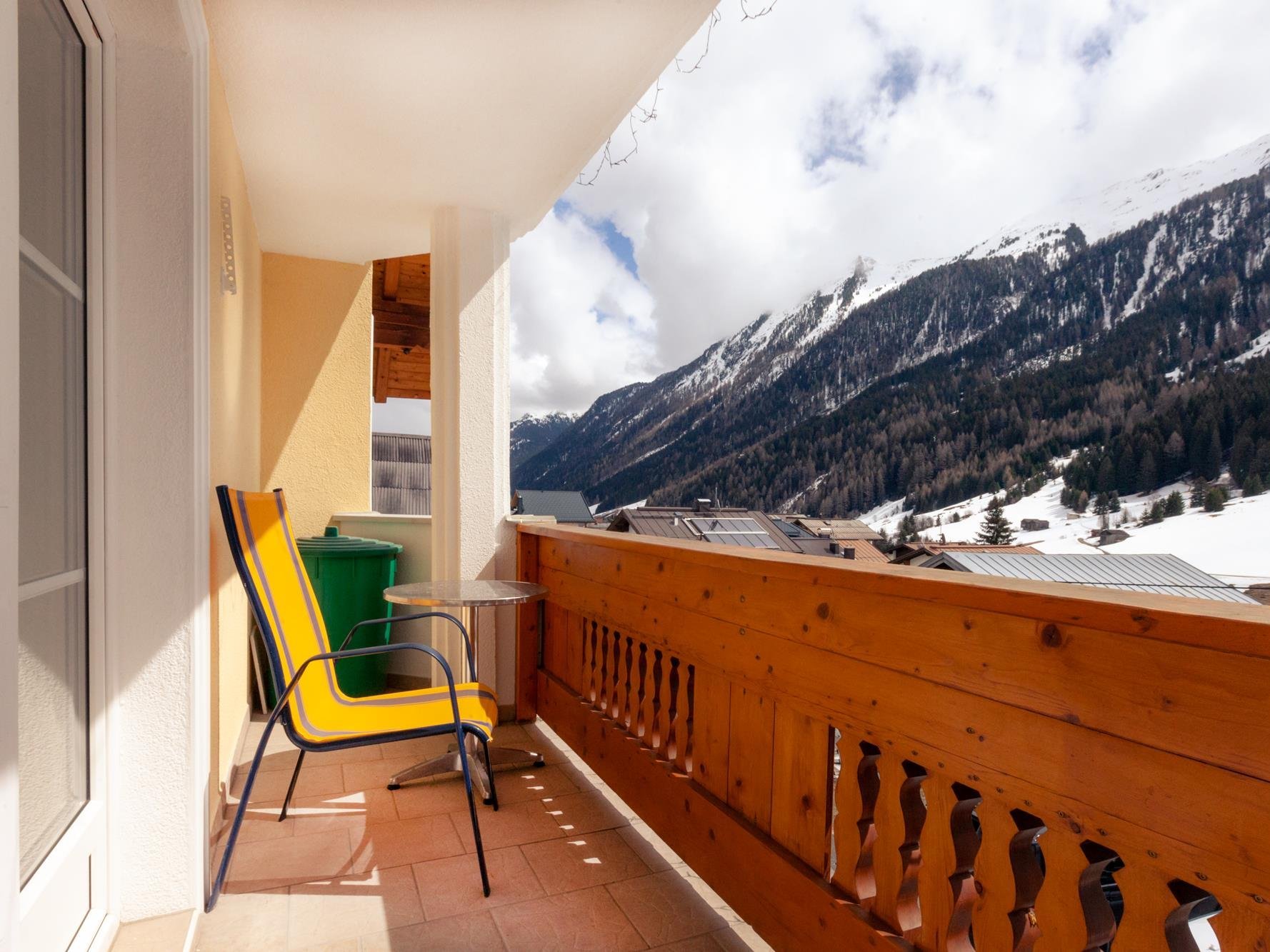 Das Bild zeigt einen Stuhl auf einem Balkon